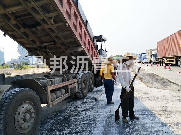 松山湖大道地铁口道路...