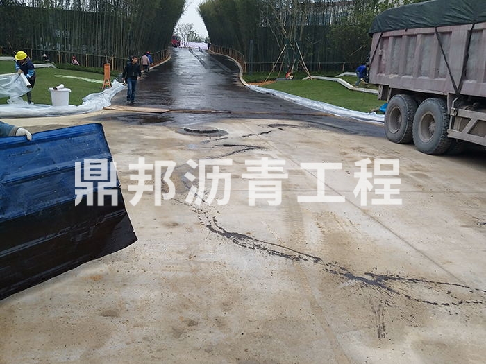 小区沥青施工现场